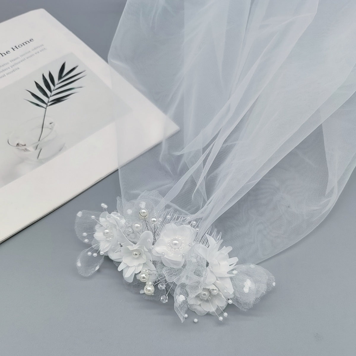 Bride and Bridesmaid White Pearl Overlay Double-Layer Veil Hair Comb Wedding Headdress Party Holiday Mesh Flower Set Hair Accessories