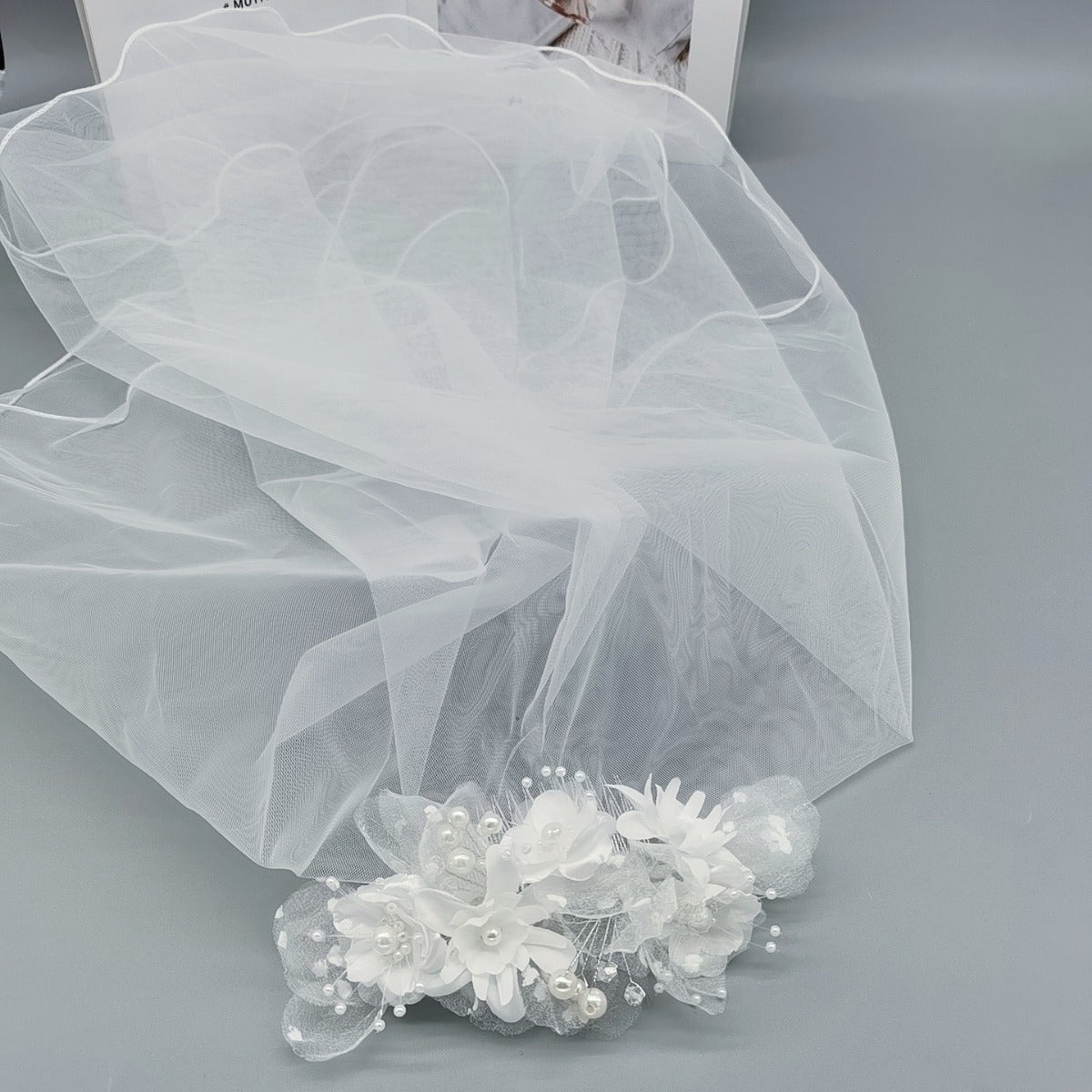 Bride and Bridesmaid White Pearl Overlay Double-Layer Veil Hair Comb Wedding Headdress Party Holiday Mesh Flower Set Hair Accessories